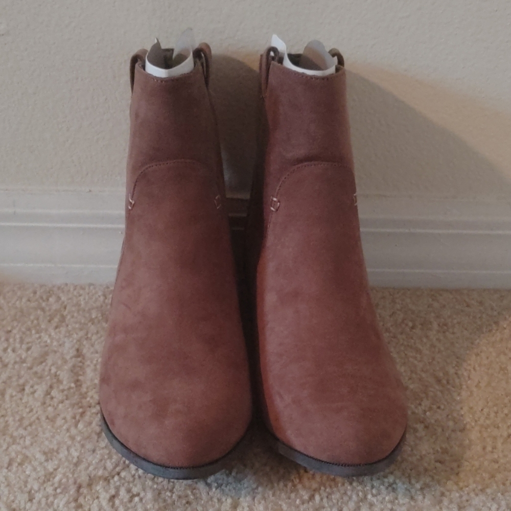 Pointed toe ankle boots